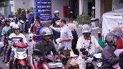 Bagi Takjil kepada Pengguna Jalan Diponegoro (Depan IGD).jpeg